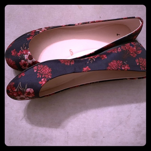 NWB  Women’s ballet flats - Picture 2 of 3